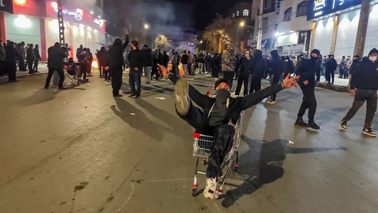 Protestos no Irão São o Maior Teste do Regime Desde 1979