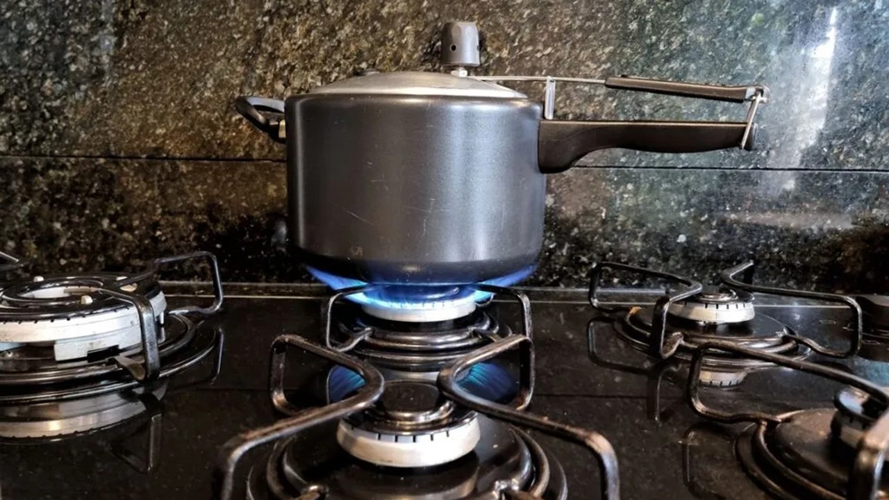 Em Aurora, Mulher Soifrer Queimaduras Graves Após Explosão de Panela de Pressão