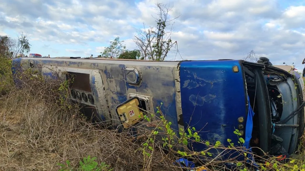 Ônibus de Turismo Que Ia Para Jericoacoara Tomba em Trairi