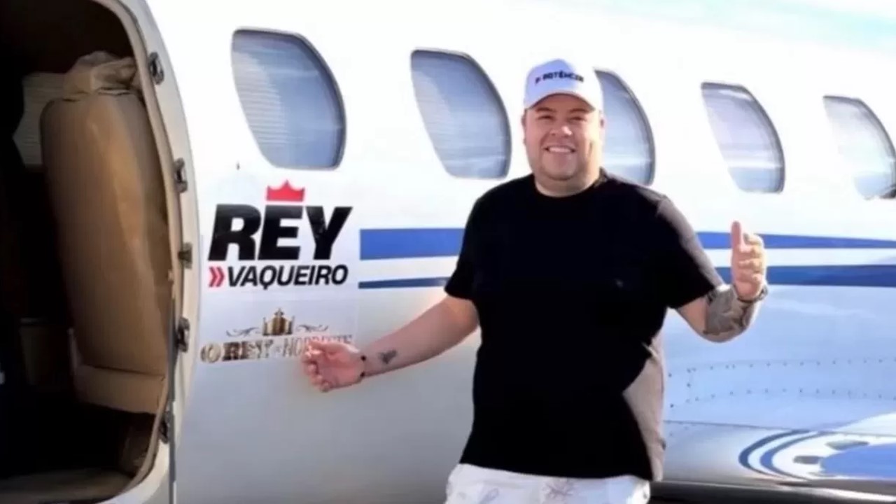 Em Parelhas - RN, Avião Com Cantor Rey Vaqueiro Sai da Pista Durante Pouso e Pega Fogo